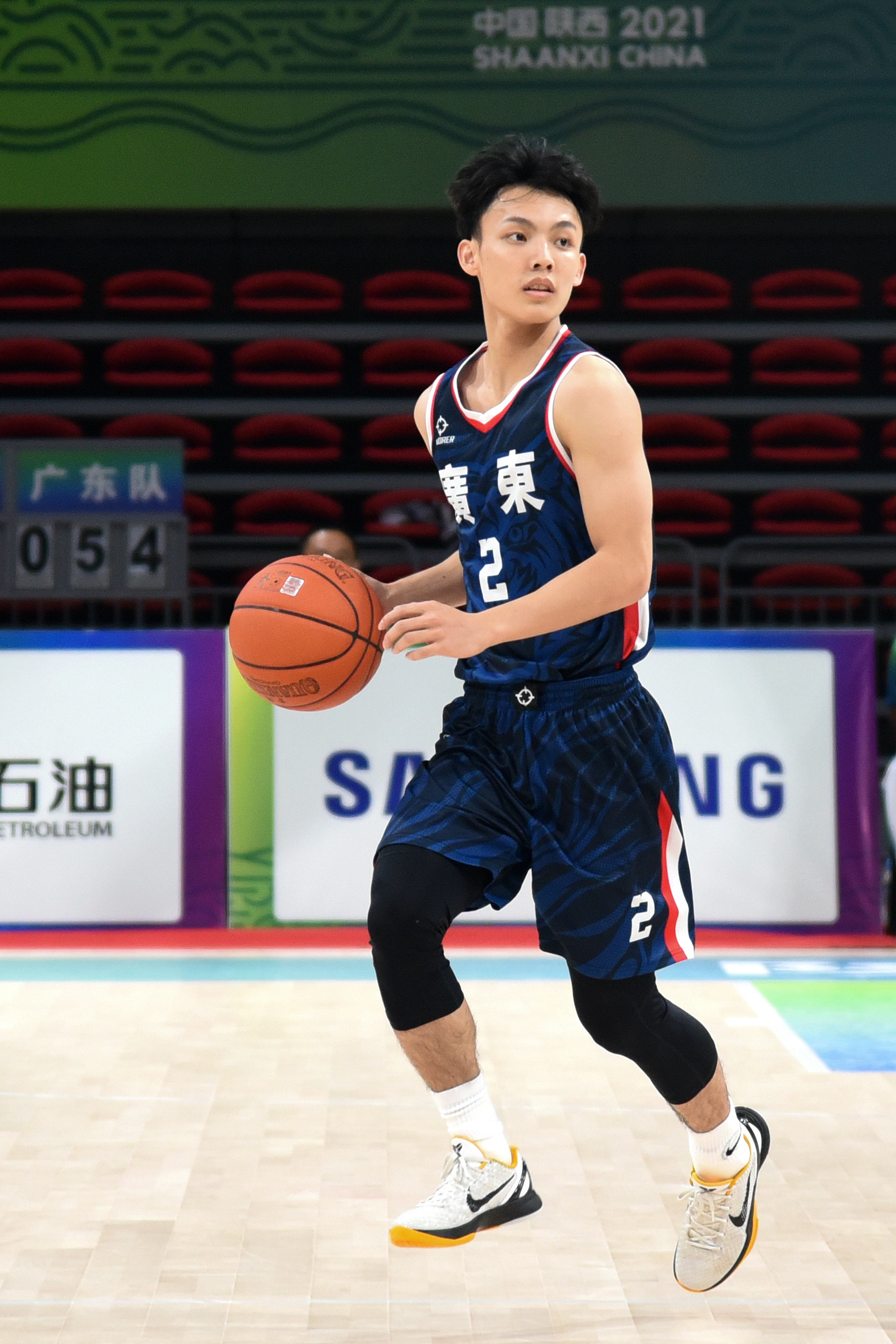 广东篮球队大比分领先，力压对手晋级