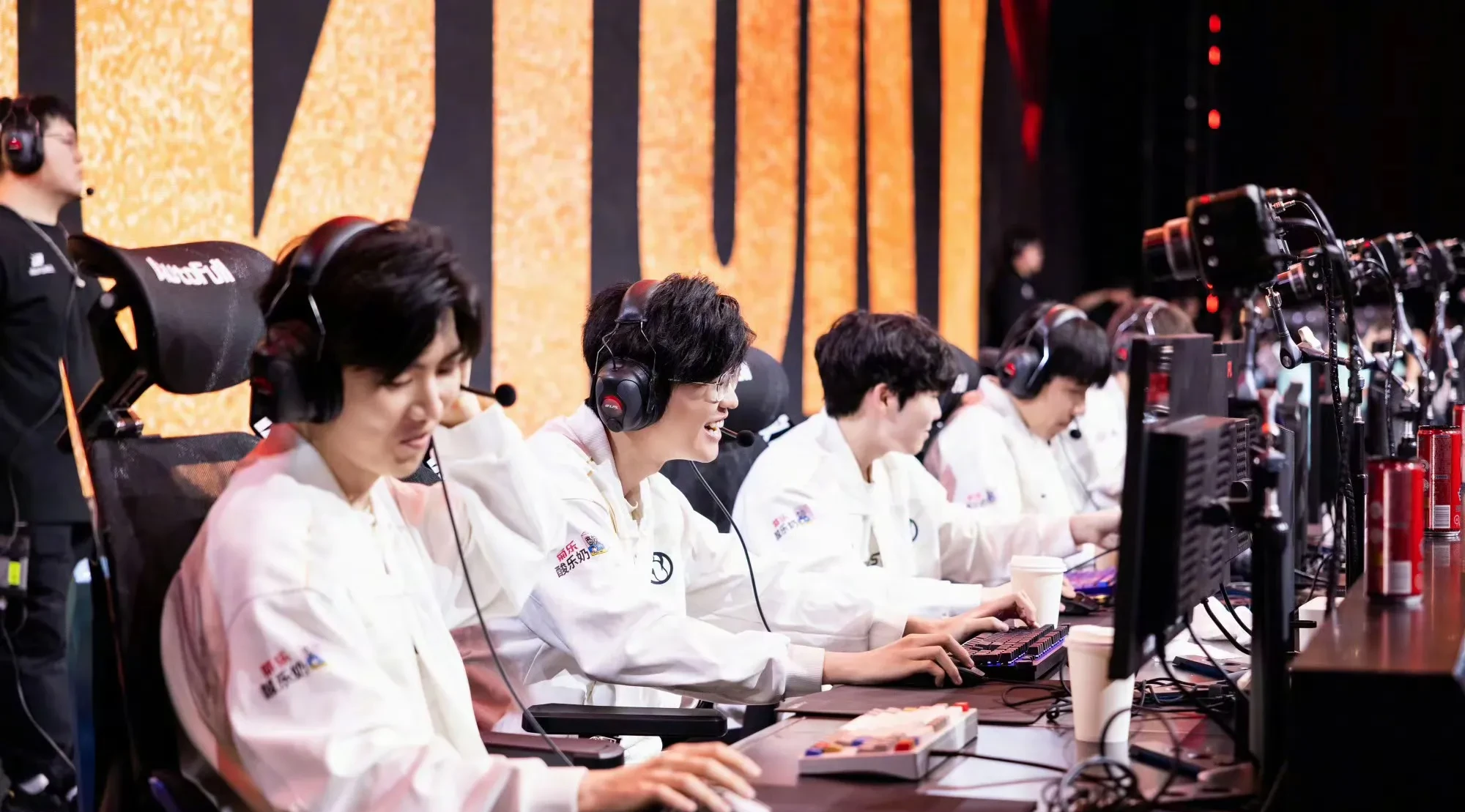 关于TheShy巅峰对决，凯恩与50激战曼联分钟，高光表现胜负难料！的信息